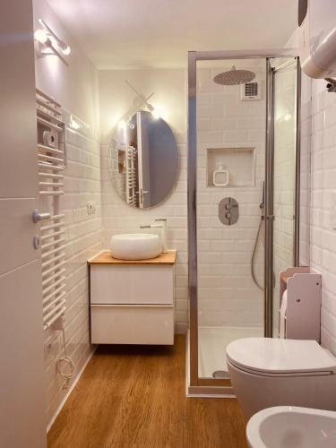 un bagno con wc, lavandino e doccia di All'Osservatorio a Genova
