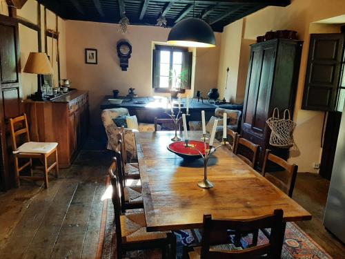 una sala da pranzo con tavolo e sedie in legno di The Manor House a Barreda