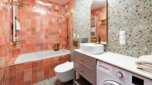 希維拉杜夫茲德魯伊的住宿－Wonder Home - Apartament Coldberg z widokiem na panoramę Gór Izerskich，浴室配有盥洗盆、卫生间和浴缸。
