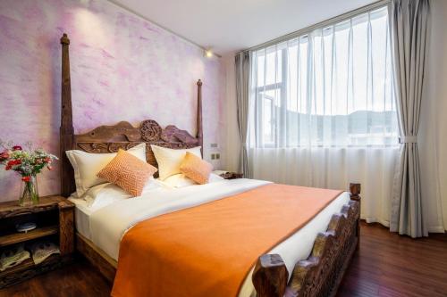 Postel nebo postele na pokoji v ubytování Frida's Inn 思法特观景客栈