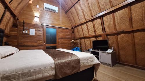 Postel nebo postele na pokoji v ubytování The Allabun Glamping Yogyakarta