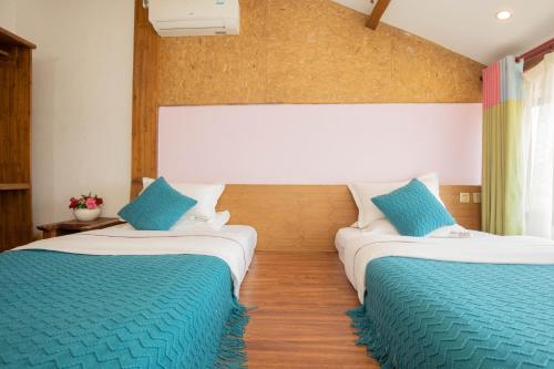 Postel nebo postele na pokoji v ubytování Frida's Inn 思法特观景客栈