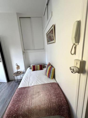 Cette petite chambre comprend un lit d'angle. dans l'établissement V 1 - Confortable studio près gare et centre-ville, à Rennes