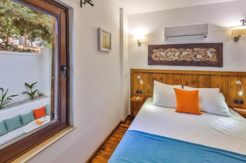 Кровать или кровати в номере Old Town Hotel Kalkan
