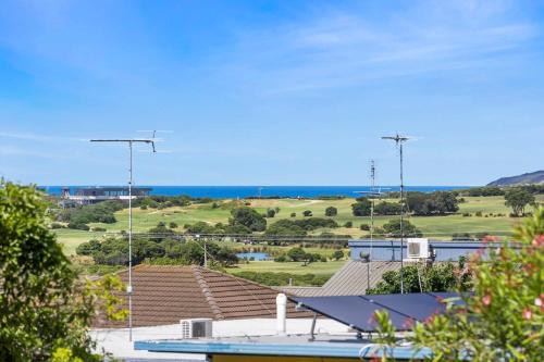 una vista de un estadio de béisbol con el océano en el fondo en Seaside Style - Modern Coastal Retreat with Ocean Views, en Torquay