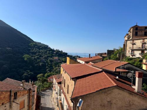 une vue d'une ville avec des bâtiments et une montagne dans l'établissement Casa Beluga, à Pisciotta