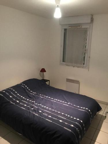 - une chambre avec un lit éclairé dans l'établissement appartement, à Toulouse