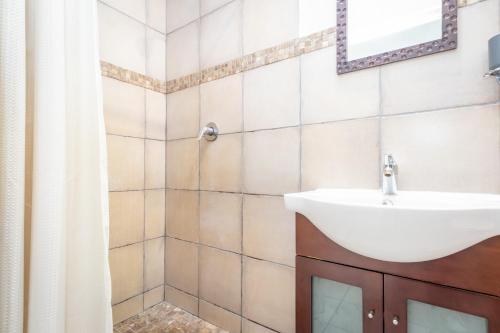 a bathroom with a sink and a shower at Riverdance in Komnader
