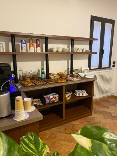 een plank vol met allerlei etenswaren bij Locanda Corte Ruspecchio in Quattro Castella