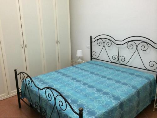 ein Schlafzimmer mit einem Bett mit einer blauen Decke in der Unterkunft Subito in Centro in Favignana