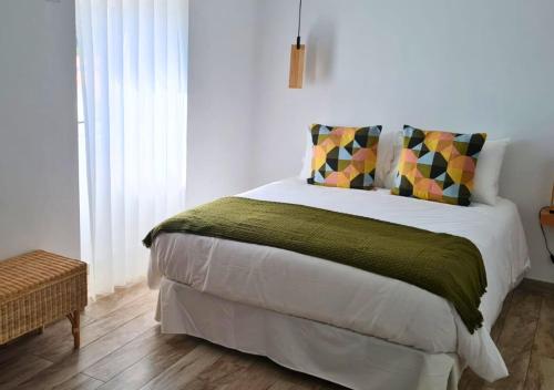 een slaapkamer met een groot bed en bij GinHouses Casa do Outeiro - Porto da Espada, Marvão in Marvão