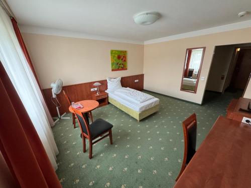 Postel nebo postele na pokoji v ubytování Hotel Breitenlee