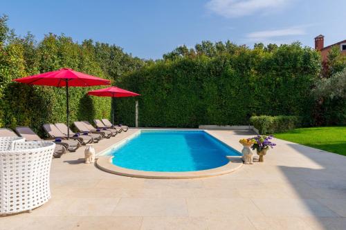 Villa Duga in Poreč for 12 people with sea view & only 1,2 km from beach