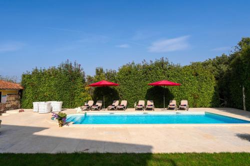 Villa Duga in Poreč for 12 people with sea view & only 1,2 km from beach