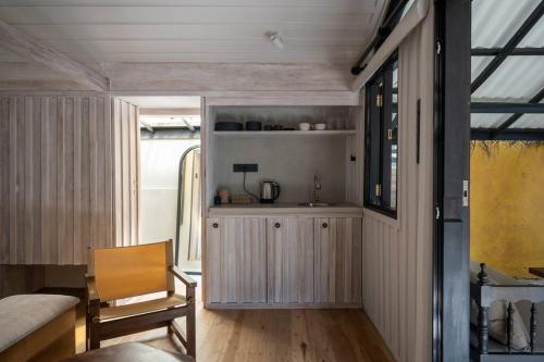 cocina con mesa y silla en una habitación en Ocean front cabin in Madiha, en Kamburugamuwa