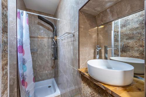 a bathroom with a sink and a shower at The Macarena Beach Hostel in Lagos