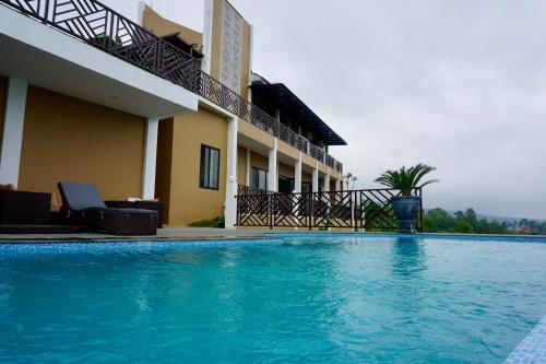 uma piscina em frente a um hotel em d’Viella Lampung em Kedaton