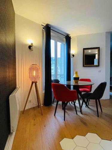 un salon avec une table et des chaises de salle à manger dans l'établissement Appartement Cosy 1 bedroom Levallois-Perret, à Levallois-Perret