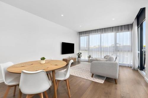 Μια τηλεόραση ή/και κέντρο ψυχαγωγίας στο Elegant coastal living near shops and surf beach