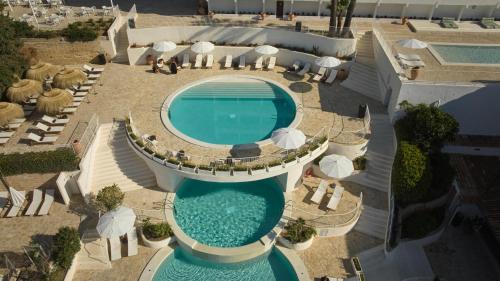 - une vue sur la piscine située dans un bâtiment dans l'établissement Inmood Aucanada 4 Sup, à Port d'Alcúdia