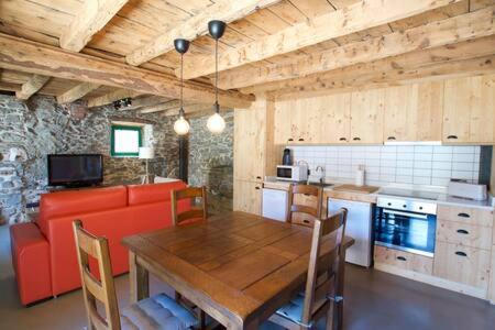 Kuchyň nebo kuchyňský kout v ubytování Apartament Cal Josepó