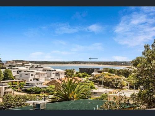 vista su una città con una cassa d'acqua di Seaside Luxury - Panoramic Views in Heart of Town a Ocean Grove