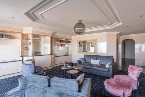 un salon avec deux canapés et une table dans l'établissement Le Navire - Appt vue mer à 50 m de la plage, à Mers-les-Bains