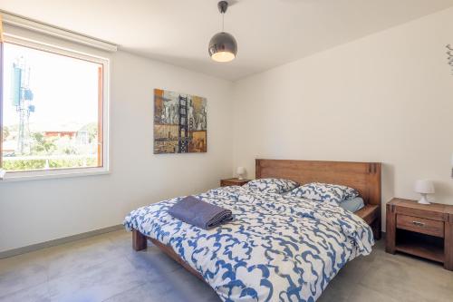 a bedroom with a bed and a window at Les Aloes - Appt climatisé vue mer et montagne in Calvi