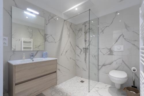 une salle de bain avec une douche, des toilettes et un lavabo dans l'établissement Magadhja Fiurita - Appt climatisé - Vue mer, à Pietrosella