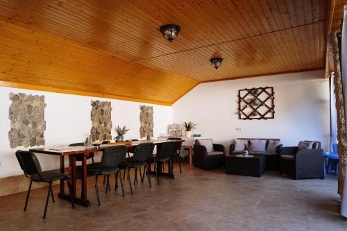 a dining room with a table and chairs at Vila Rodica Transalpina in Şugag