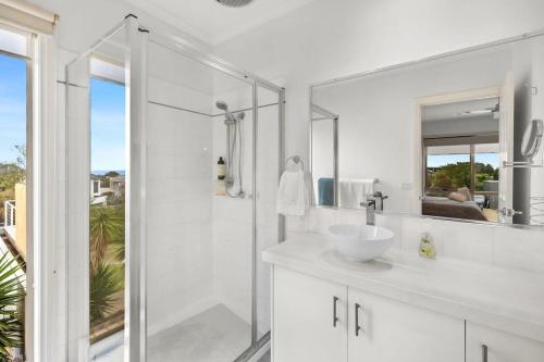 Ένα μπάνιο στο Stunning ocean views indoor spa and sun deck