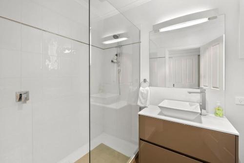 Bilik mandi di Stunning ocean views indoor spa and sun deck