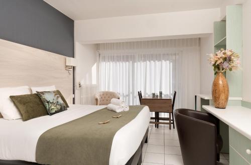 Ένα ή περισσότερα κρεβάτια σε δωμάτιο στο Hôtel Les Sources