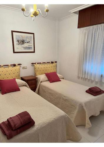 Postel nebo postele na pokoji v ubytování Apartamentos Deza- Playa Silgar