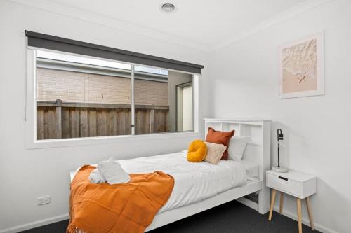 - une chambre blanche avec un lit et une fenêtre dans l'établissement All Day Sunshine and Relaxation -Pet friendly, à Torquay