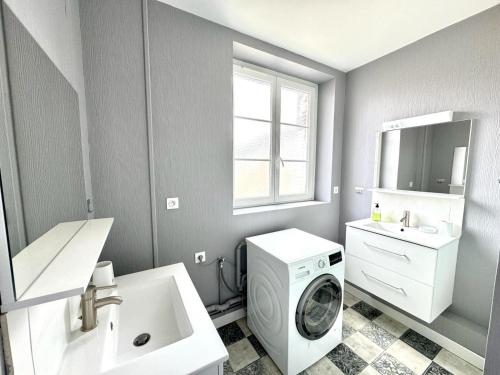 een badkamer met een wasmachine en een wastafel bij Magnifique 3 Chambres - Parking - Hyper Centre - Gare in Amiens