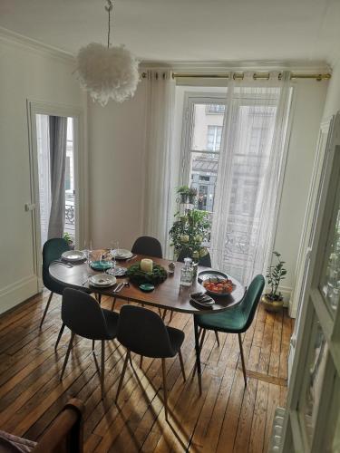 - une salle à manger avec une table, des chaises, une table et des chaises dans l'établissement Lumière & Majesté Appartement Versailles, à Versailles