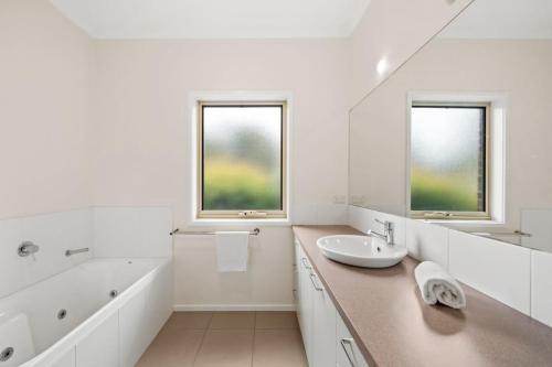 Ένα μπάνιο στο Large Family Friendly Home in Jan Juc