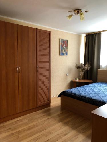 um quarto com um closet, uma cama e um tecto em Апартаменты Юрмала Jūra em Jūrmala