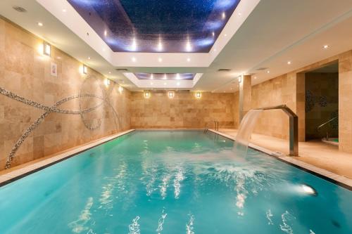 a hot tub in a spa with a water feature at Apartment Nautilus Swinoujscie Promenade by Renters in Świnoujście