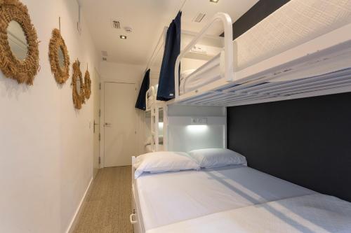 1 dormitorio con 2 literas en una habitación en Malaga Stop Hostel AB, en Málaga