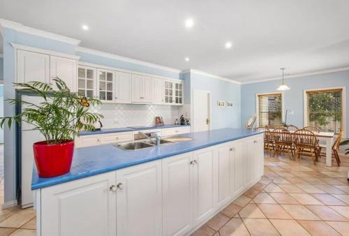 Η κουζίνα ή μικρή κουζίνα στο Villa Avisa 5 minutes to the beach