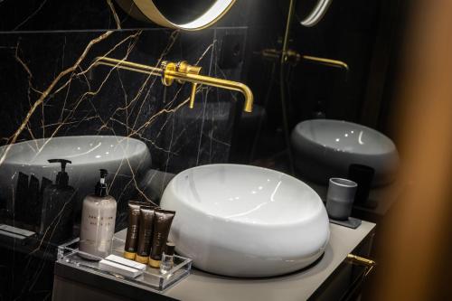 a bathroom with two sinks and a mirror at Hotel Folgarida in Folgarida