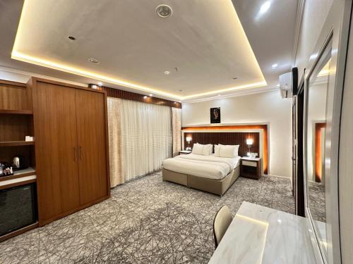 a hotel room with a bed and a table at فندق حياة تاون املج 1 in Umm Lajj