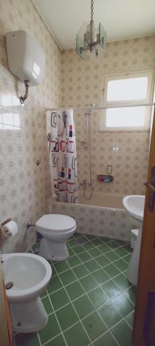 ein Badezimmer mit 2 WCs, einem Waschbecken und einer Dusche in der Unterkunft Il Girasole in Rutigliano