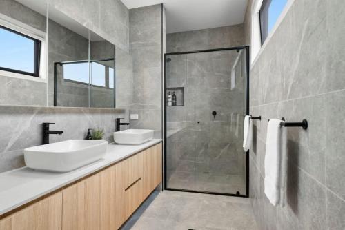 a bathroom with a sink and a shower at Torquay Central Beach Retreat in Torquay