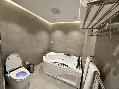 فندق حياة تاون املج 1 في أملج: حمام مع حوض ومرحاض ومغسلة