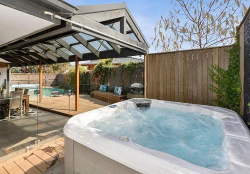 Φωτογραφία από το άλμπουμ του Sunny Daze Haven with pool and spa σε Ocean Grove