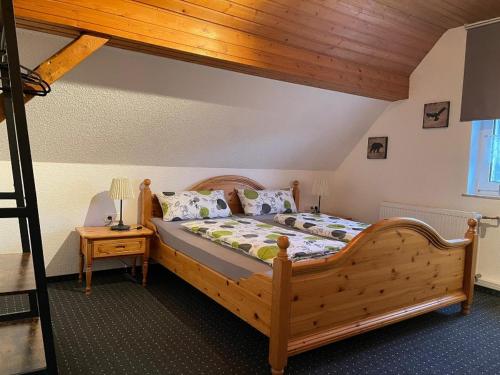 um quarto com uma cama de madeira e um tecto de madeira em FewoVolmetal em Meinerzhagen