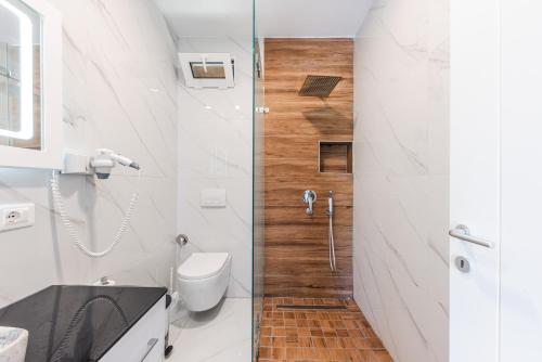 biała łazienka z toaletą i umywalką w obiekcie Kompleksi Aljoma w mieście Fushë-Draç